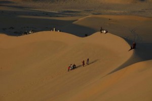 Residents walk on sand dunes in the Libyan desert oasis town of Ghadames April 19, 2013.  REUTERS/Ismail Zitouny